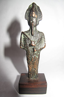 Osiris als Herrscher des Totenreichs mit Atef-Krone auf dem Kopf, Krummstab und Geißel in beiden Händen
